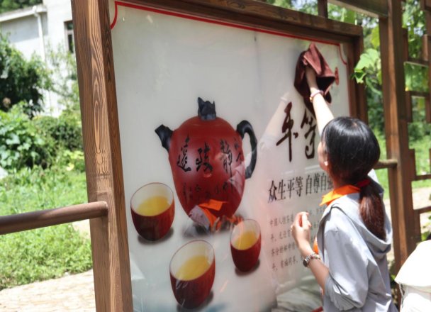 志愿者们结合乡村实际